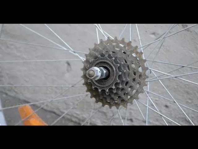 Cómo ajustar el piñón de una bicicleta : Cómo reparar bicicletas - YouTube