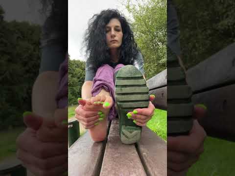 Hunter wellies around park on trunk and bench bare feet too 💚