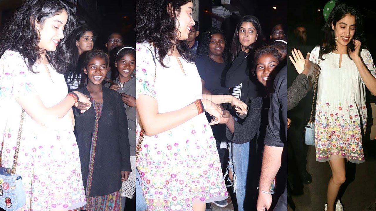 Jhanvi Kapoor Sweetest Gesture Towards Beggers By Shaking Hands & Clicking Pictures With Them - YouTube