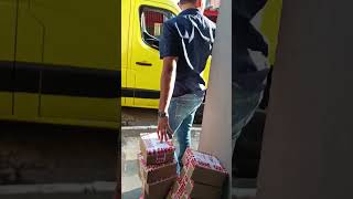 Pedidos produzidos e a transportadora do mercado livre retirando na Empresa.