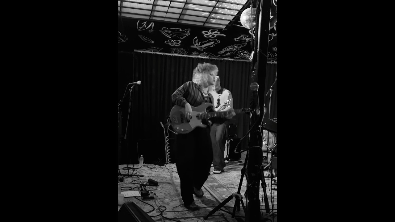 Смотреть «Deep Thoughts live at Bluesadelic Sessions #bass #liveband #groove #bassplayer» на YouTube Смотреть «Deep Thoughts live at Bluesadelic Sessions #bass #liveband #groove #bassplayer» на YouTube
