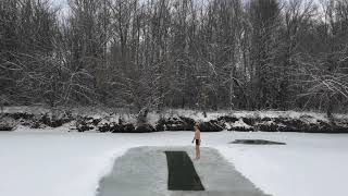 Согреваюсь перед прорубью.Закаливание.I'm warming up in front of the ice hole.Winter swimming