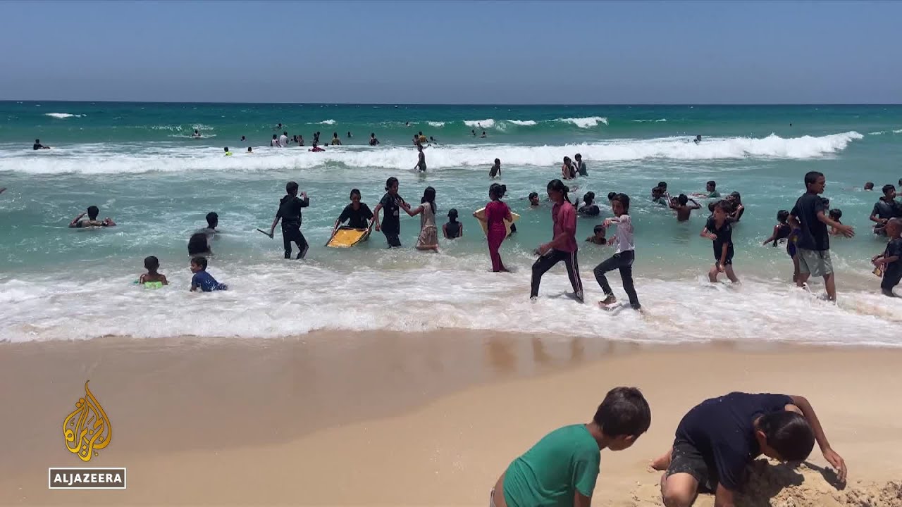 موجة حر شديدة في غزة: الفلسطينيون يلجؤون إلى البحر طلباً للأمان