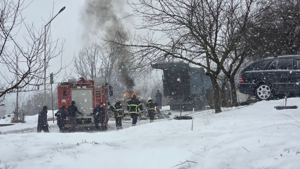 В Русе: Камион аварийно изсипа боклука на улицата, за да се спаси от пламъците /ВИДЕО/