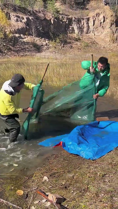 Amazing Survival Skills: Innovative Method of Fishing Through Ice in Extreme Winter Conditions'
