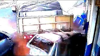 #206 【トラック事故】　 トラック、重機の事故映像。