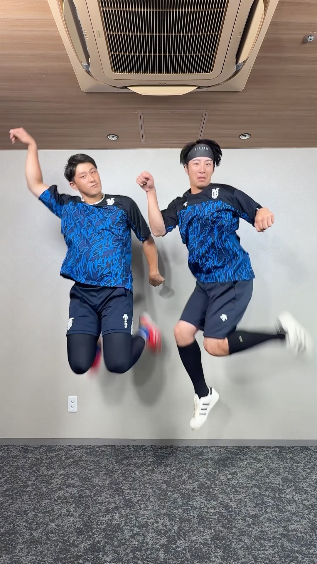 度会選手と松尾選手で「everybody do the flop!!!」 - YouTube