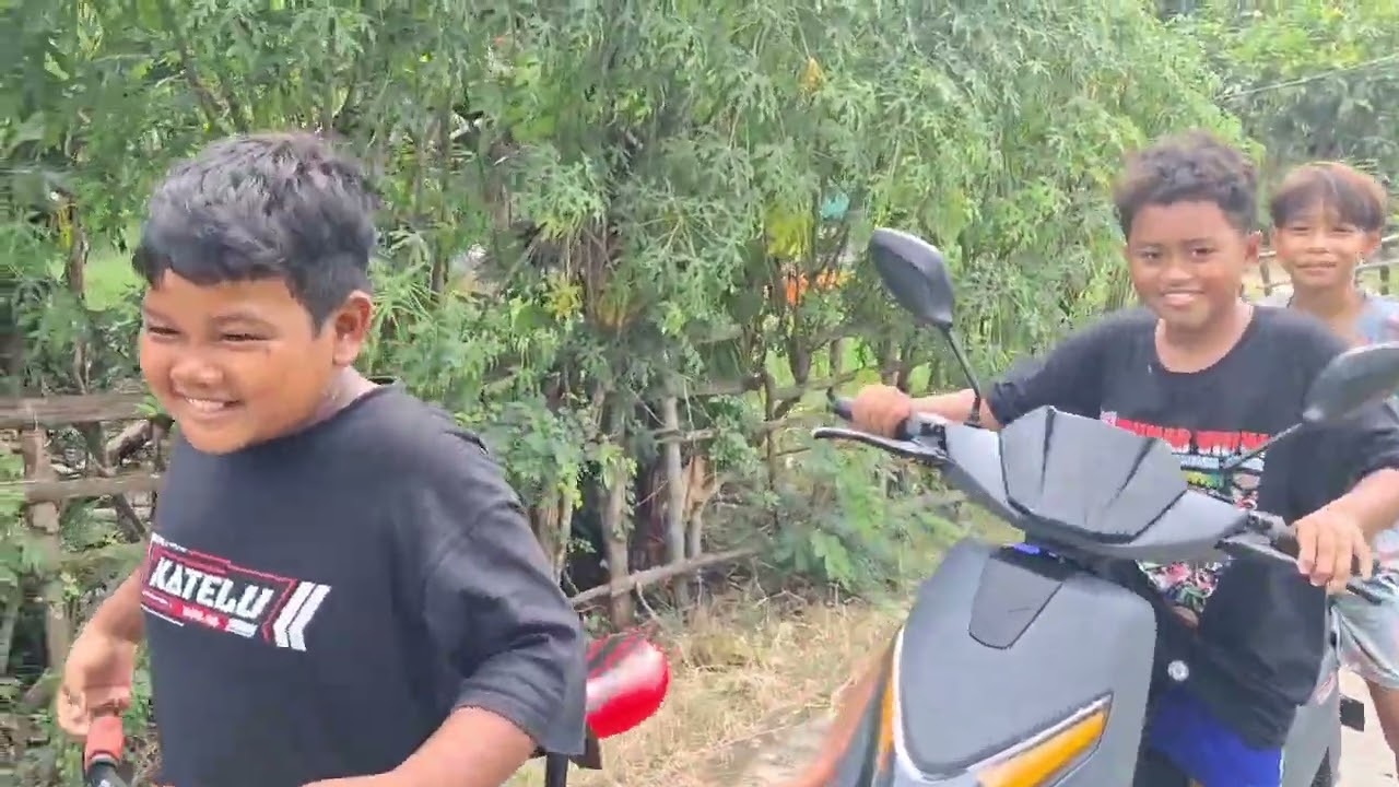 Potong rambut anak kecil di desa kalanganyar 