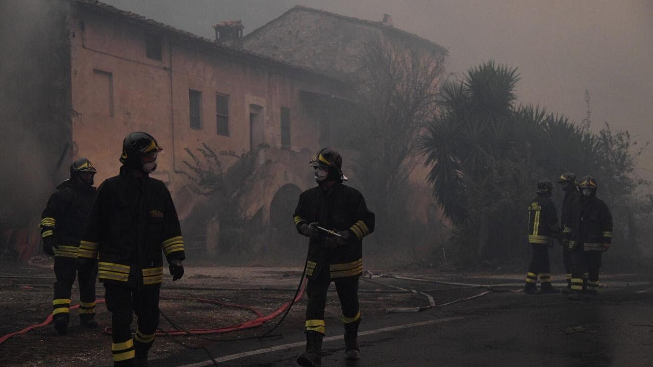 Pisa, incendio sul monte Serra: la tecnica del controfuoco utilizzata per arginare le fiamme