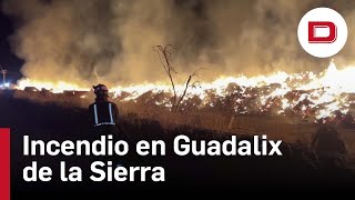 Bomberos tratan de confinar un incendio en Guadalix de la Sierra (Madrid)