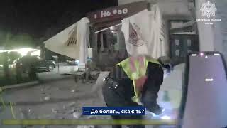 Це відео зафільмувала бодікамера київського патрульного під час нічного ворожого обстрілу міста...