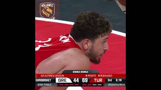 Taraftarlara Eşlik Ediyor