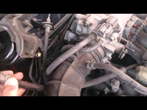 Vidéo: Où se trouve le filtre à essence sur une Honda Accord 99 ?