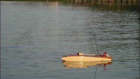 Lancha Cracker Box RC vintage boat -first ride