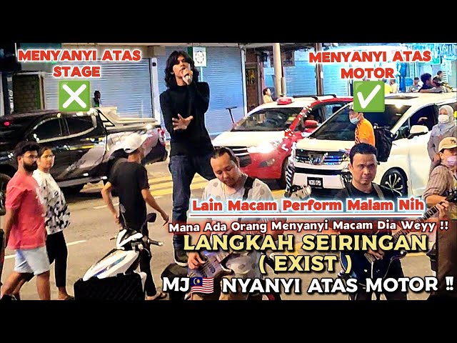 🔥GEMPAK, MJ🇲🇾 Menyanyi Atas MOTOR❗🔴LANGKAH SEIRINGAN Cover EXIST Depan CIMB Bank.. class=