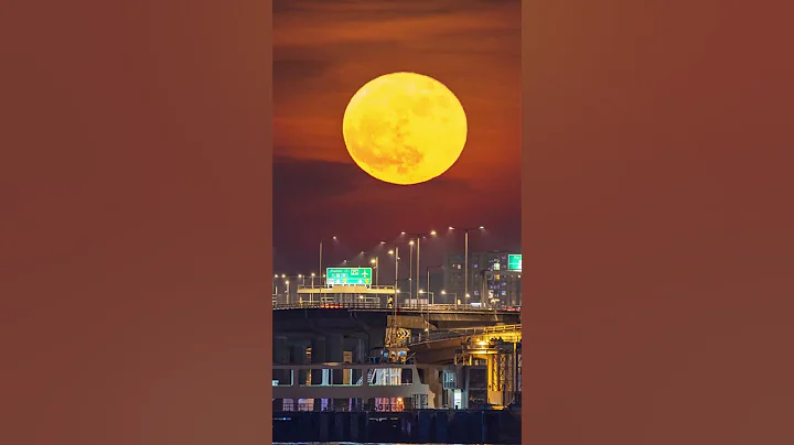 The Supermoon shines bright in Hong Kong｜超级月亮出现喇！ - 天天要闻