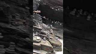 Vuelven las piedras apiladas a la playa de As Catedrais