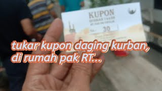 TUKAR KUPON DAGING KURBAN DI RUMAH PAK RT