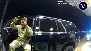 Dos policías sacan del coche a punta de pistola a un militar negro en un control de tráfico
