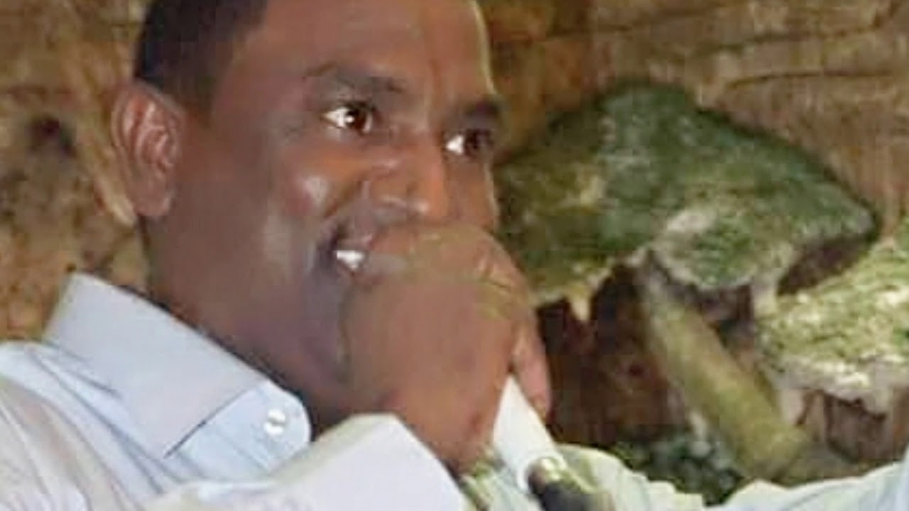 اغانى سودانية || الفنان سيف السريحه || أداء روعه || قلبك شجيع و صميم