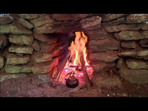 Видео: Камин в каменном убежище для выживания - Кемпинг Bushcraft shelter, Зимний кемпинг