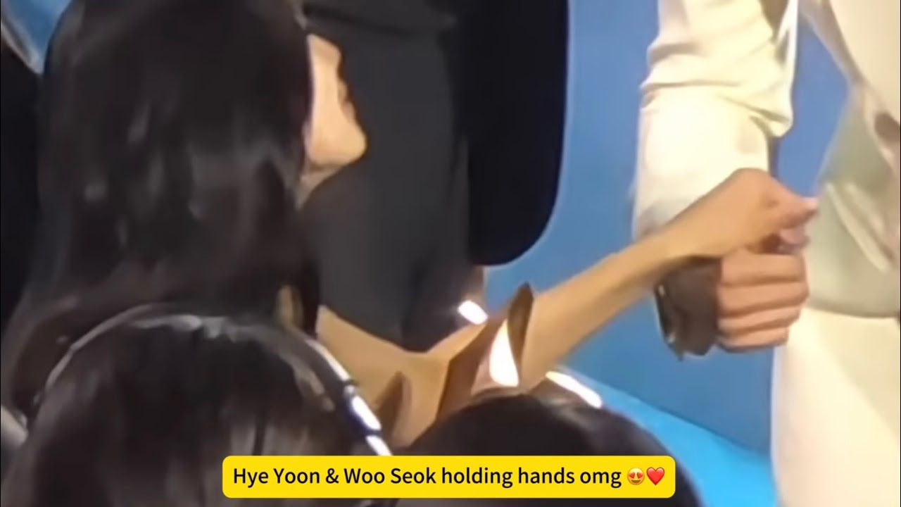 Byeon Woo Seok & Kim Hye Yoon secretly held hands 😳 | 변우석과 김혜윤은 몰래 손을 잡았습니다 ‼️ 단체 사진을 찍는 모든 과정 📸