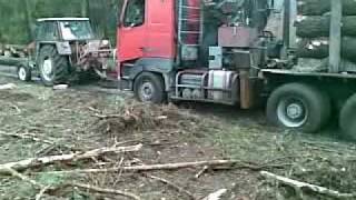 Wyciąganie ciężarówki z drewnem.Pulling a truck with wood