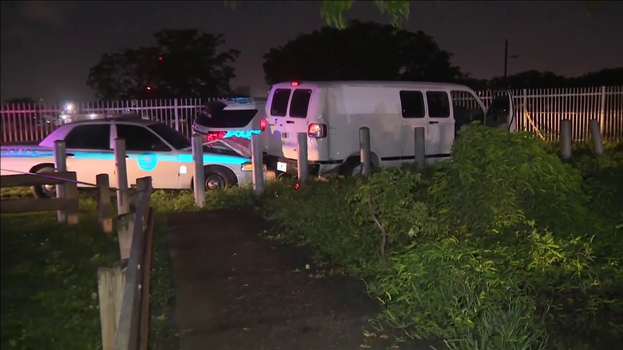 2 in custody after police chase in Miami - YouTube