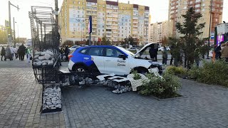 картинка: Каршеринг вылетел на тротуар и снёс арт-объект. Real video