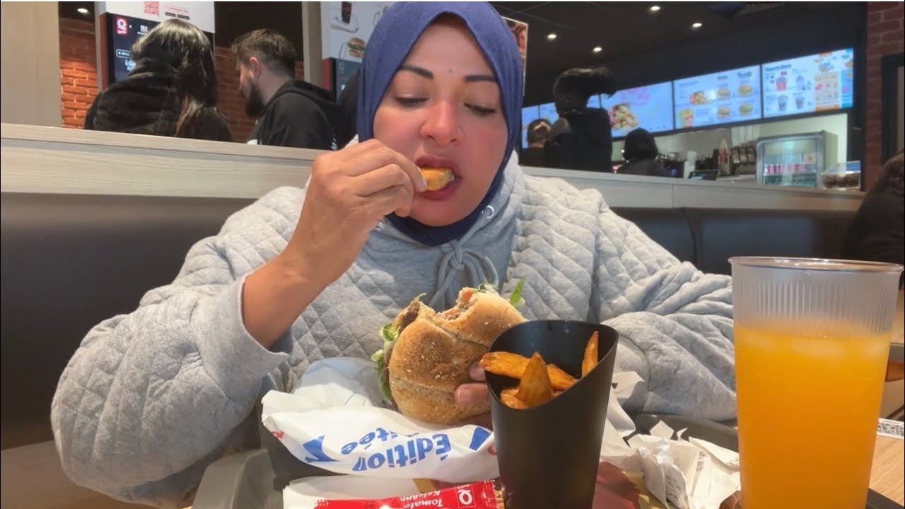 كان لازم أعزمه علي الغداء هذا الرجل الطيب👍👍