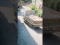 Hatay'da yokuşta kayan kum yüklü kamyon, apartman bahçesine uçtu