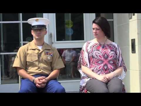 Video: Sårede soldat og militær hund genforenes efter modtagelse af lilla hjerter