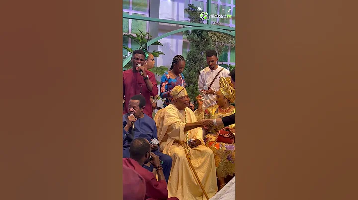 BABA IJEBU SPRAY BUNDLES OF MONEY ON SUNNY ADE AT HIS 90TH BIRTHDAY