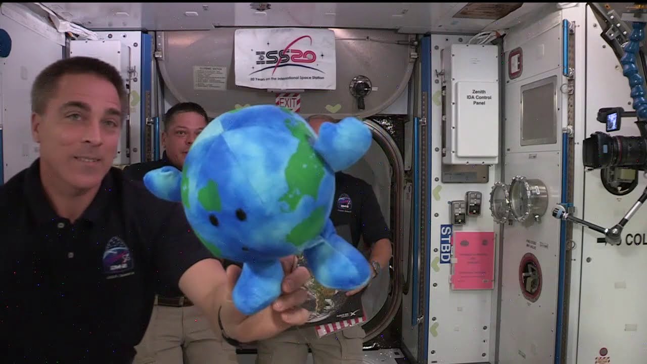 From Space to Earth: NASA and SpaceX Honor Graduates of The Class of 2020 From Space to Earth: NASA and SpaceX Honor Graduates of The Class of 2020