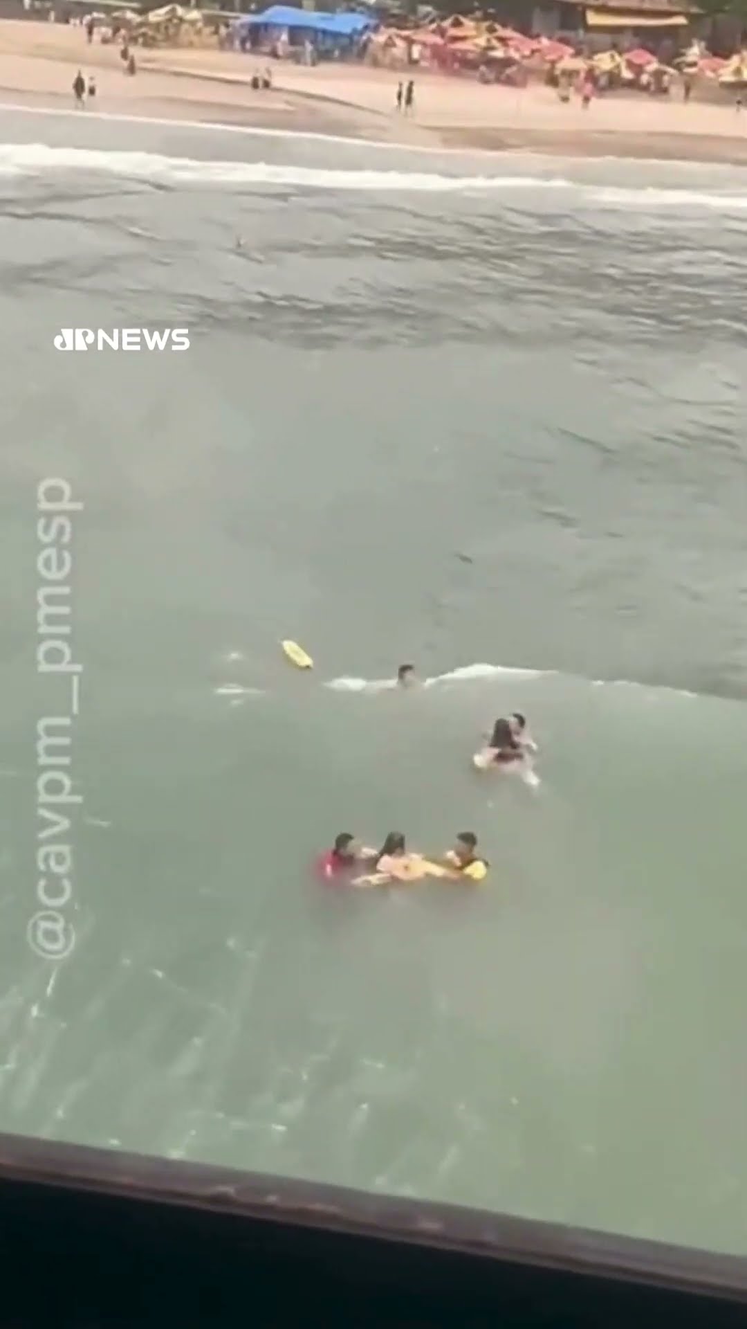 Helicóptero Águia 7 resgata quatro jovens em ocorrência de afogamento em Ubatuba #shorts