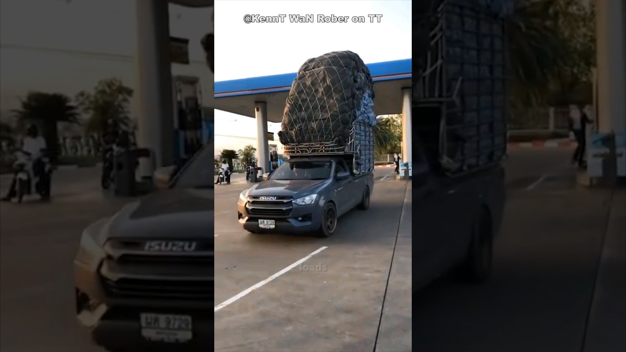 Thai pickup overloaded 