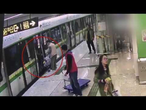 Un papa inconscient se sert de sa poussette pour bloquer les portes du métro