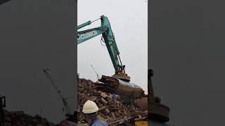 How Scrap Yards Use Powerful Electromagnets! #facts #ytshorts #trending