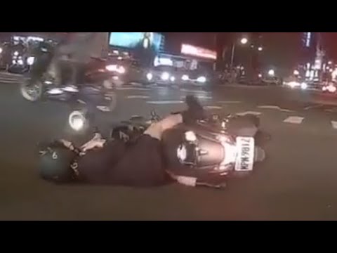 【車禍影片】 打左轉燈沒看後面，讓後方來不及反應（2023.04.24 台北市中山區林森北路