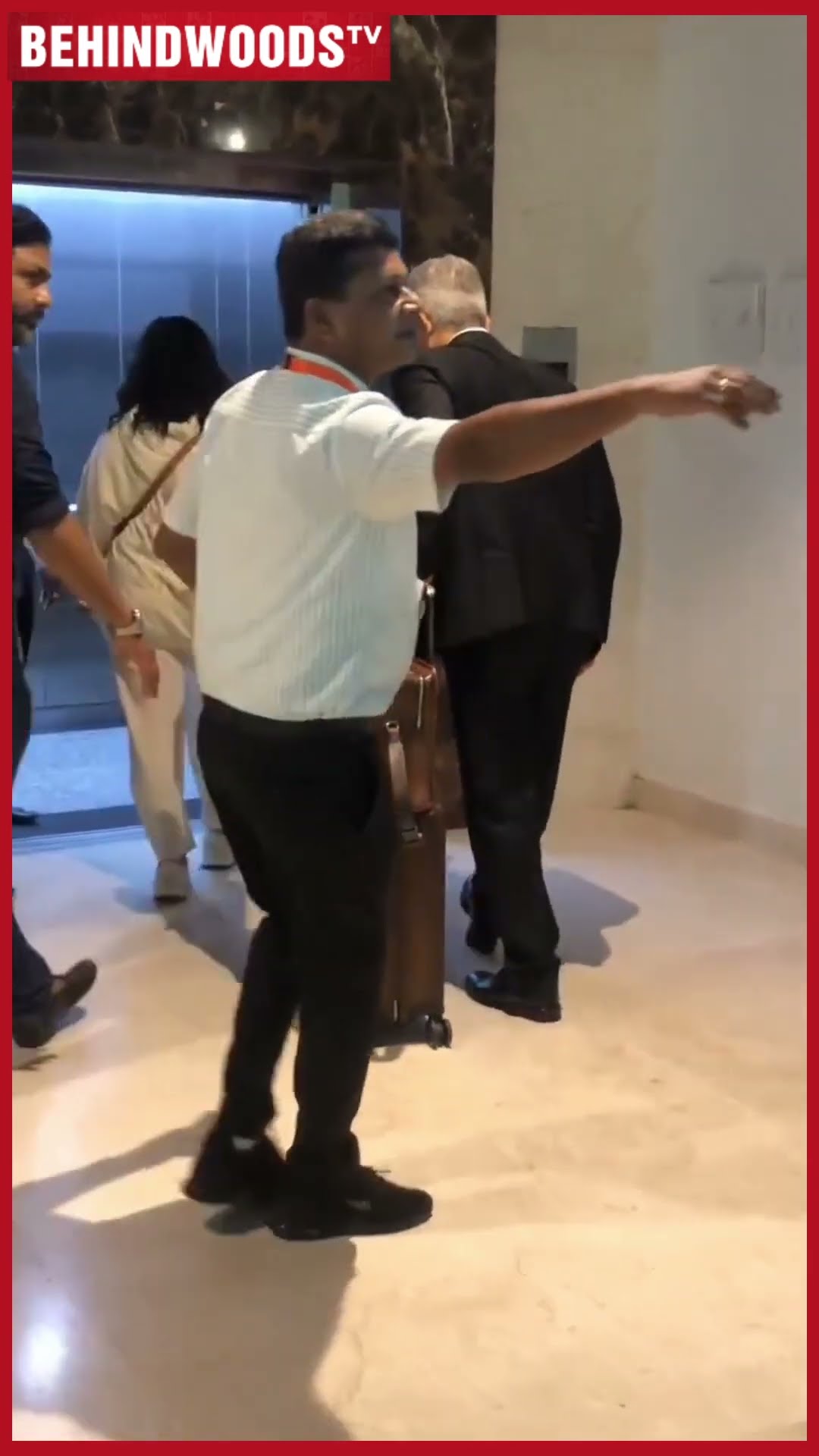 'Shalini, Aadvik-அ கூட்டிட்டு வாங்க, Lift Close ஆகிட போகுது..' AJITH's Family at Airport ?