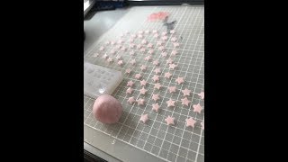 樹脂粘土で桜色の星☆を作る