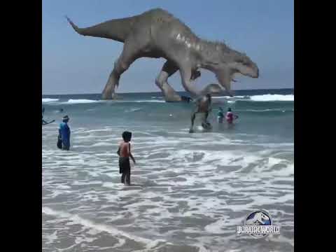 ديناصور على شاطئ البحر يخيف الناس    