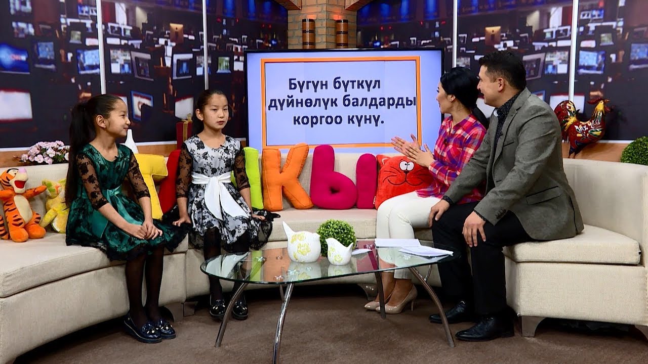 Сөздөрдү тескерисинен которуп таң калтырган эгиз Асема жана Зарема Алтынбековалар.