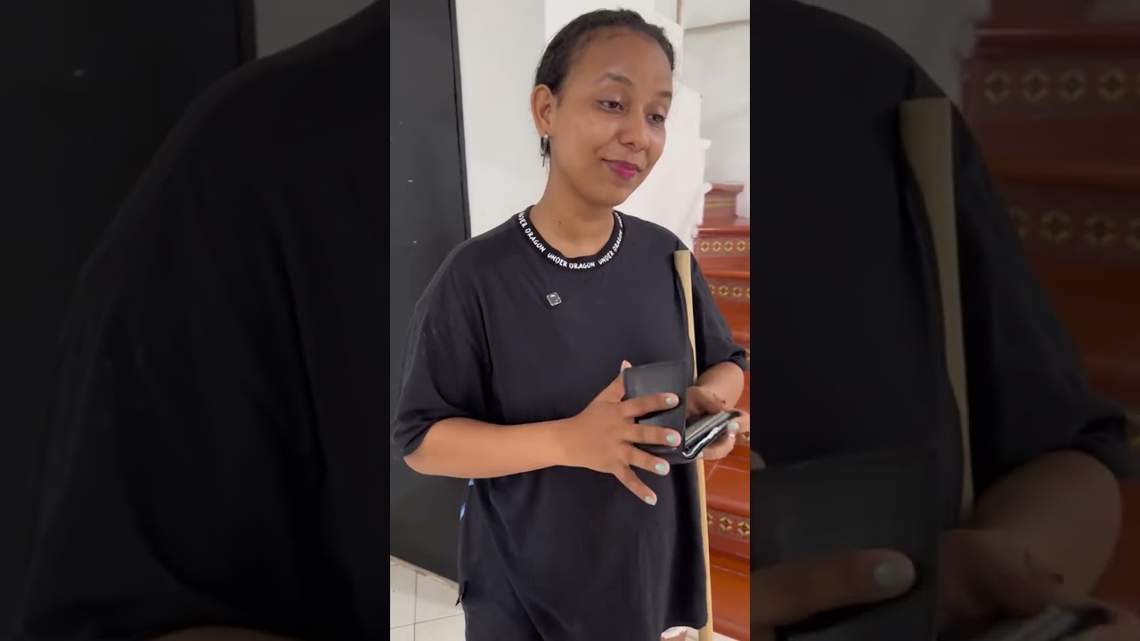 Su hija, critica a una vecina, porque ella andaba muy bella y la madre, la regaña por estar fijado 