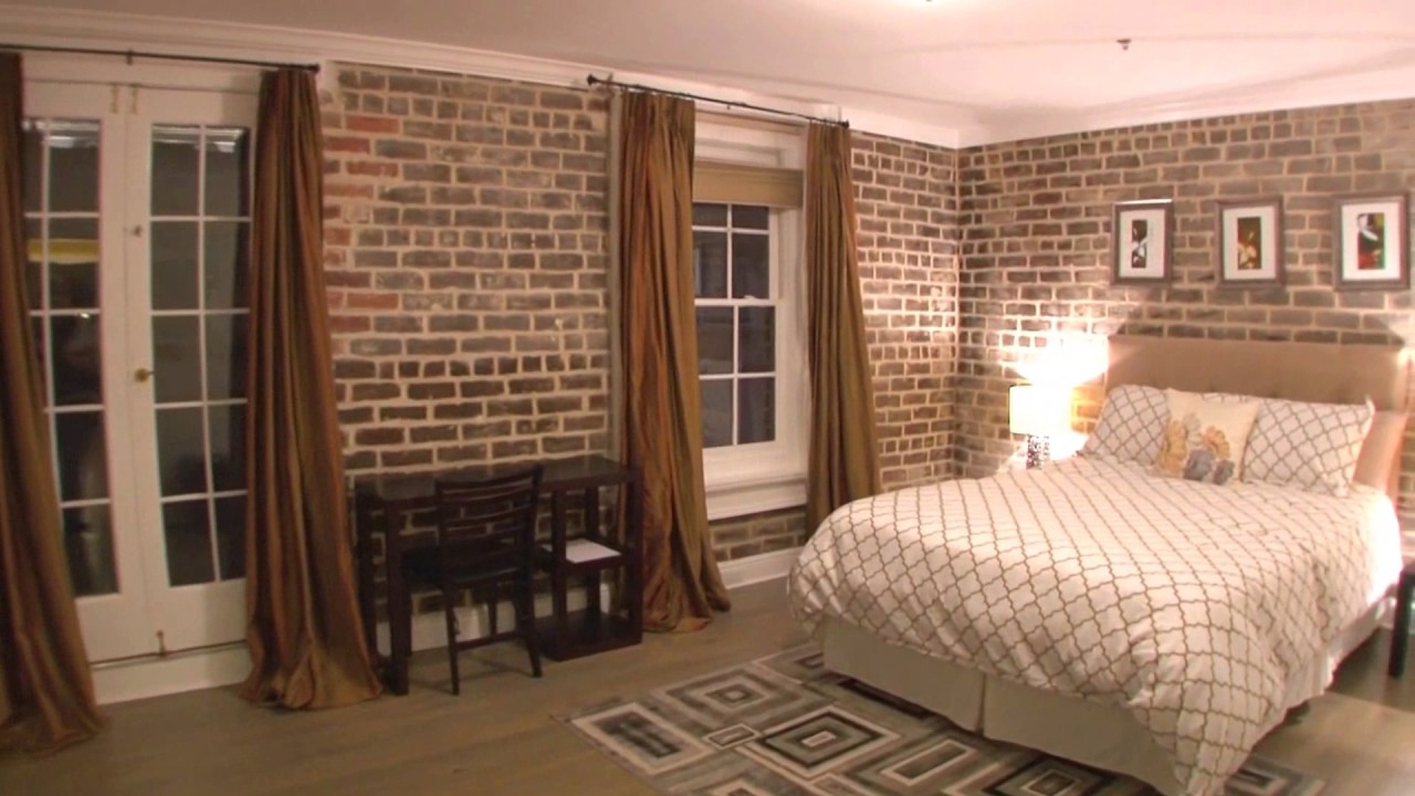 Wonderful Broughton Street Home is the center of the Historic District! Amazing Walks