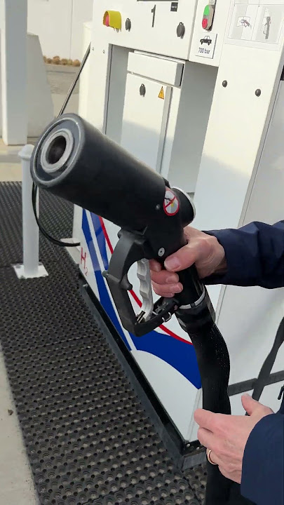 Watch How We Refuel the BMW iX5 Hydrogen in Just Minutes!