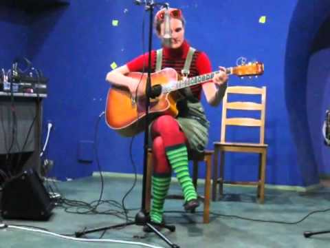 божья коровка серенада. молодой человек берет гитару. остынь картинки прикольные. и берет гитару. а вы басс.