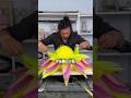 父が花のキャンディーを作っている