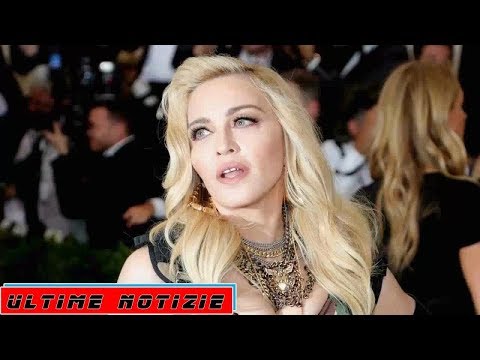 Video: FOTO: Madonna Mostra I Suoi Denti D'oro E Solleva Critiche