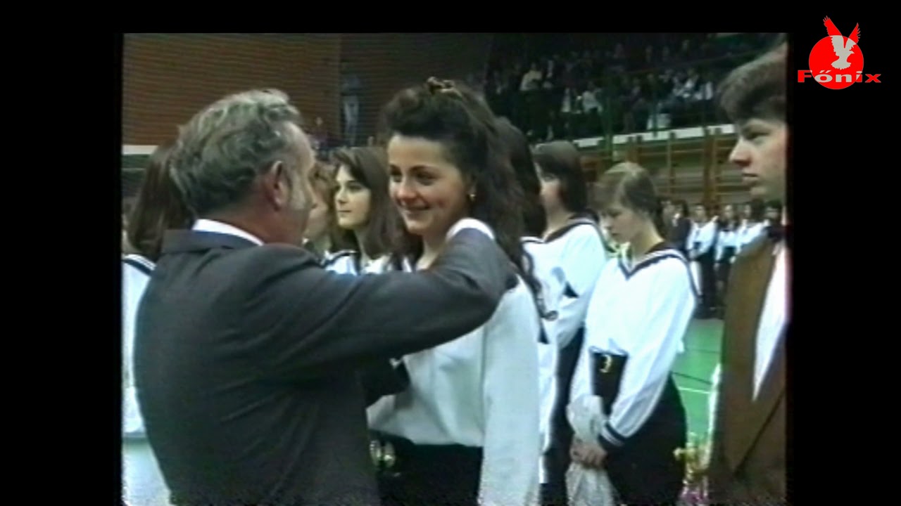 Az archívumból:  Szalagtűzés a gimnáziumban 1992.